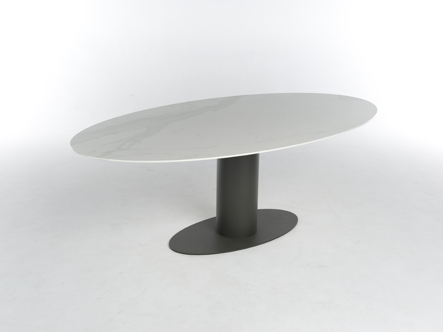 Oval Keramik Tisch Bert Plantagie